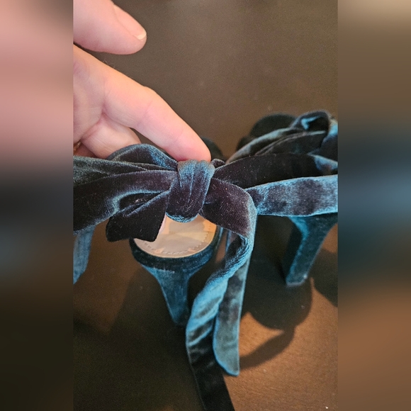 ZARA Dark emerald green velvet tie up pump heels. Size 7 - Picture 9 of 16